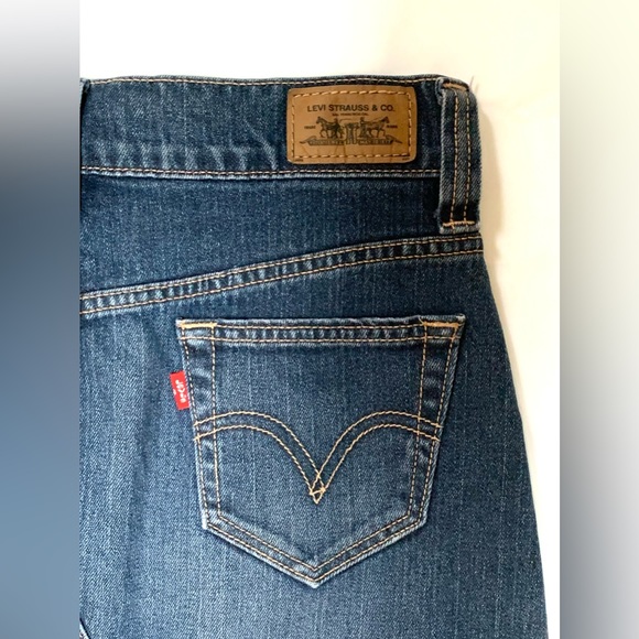 Levi’s denim Jean Skirt Size 4 Raw Edge frayed Hem asymmetrical stitching - Picture 3 of 4